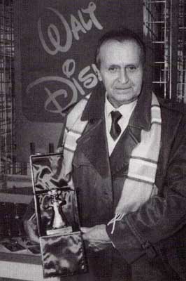 [Foto di Scarpa con un premio]
