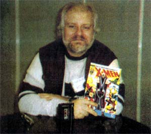 [Foto di Chris Claremont con in mano GIXM 17]